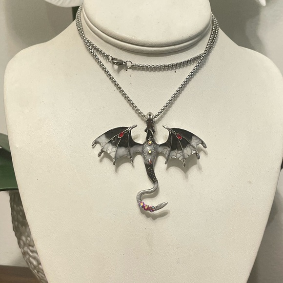 Jewelry - Silver Dragon Pendant Necklace